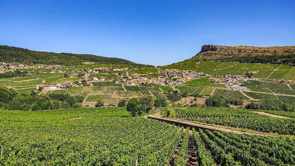 Village et roche de Vergisson. Bourgogne Sud.