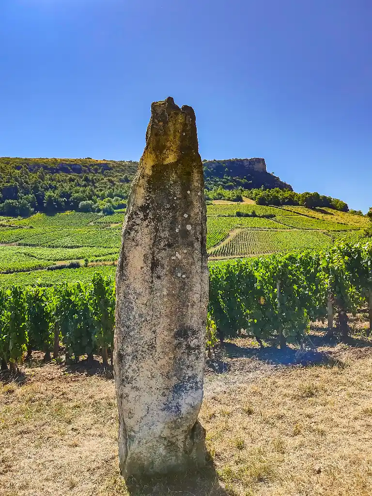 menhir devant la roche de solutré