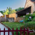 Le jardin du gîte de charme vignes et sentiers en bourgogne sud.