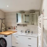 Double vasque. douche. Machine lavante séchante.