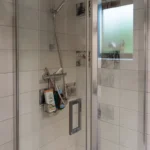 Double vasque. douche. Machine lavante séchante.