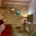 Coin canapé/ salon pour prendre l'apéritif, se détendre ou regarder la télévision 4K.
