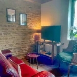 Coin canapé/ salon pour prendre l'apéritif, se détendre ou regarder la télévision 4K.