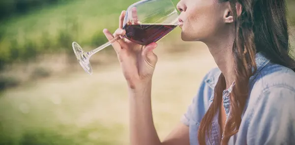 femme buvant du vin rouge