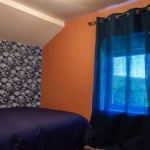 chambre avec lit confortable