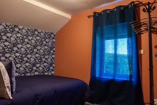 chambre avec lit confortable