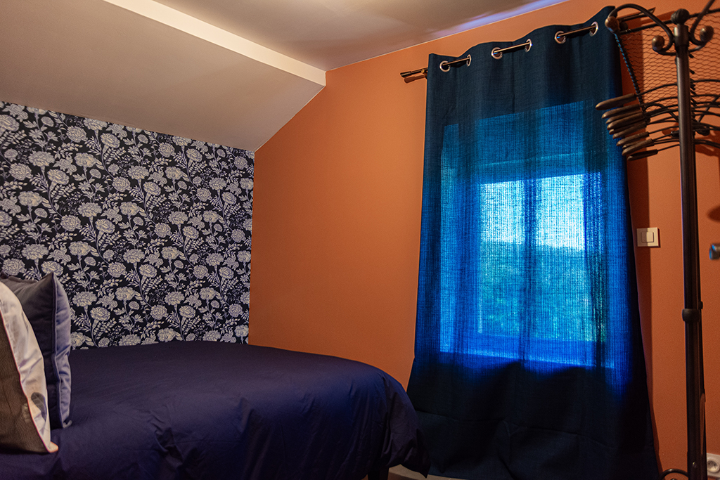 chambre avec lit confortable